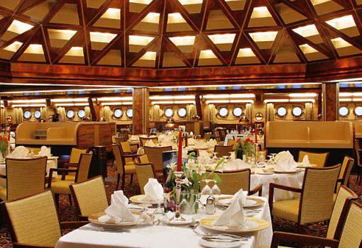 A bordo la decoración es elegante y acogedora
